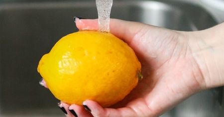 Zanurzam cytryny i moczę 15 minut. Tak usuwam pestycydy i szkodliwe woski