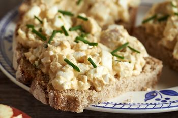 Blenduję z jajkami. W mig mam pyszną pastę pełną wapnia i witamin