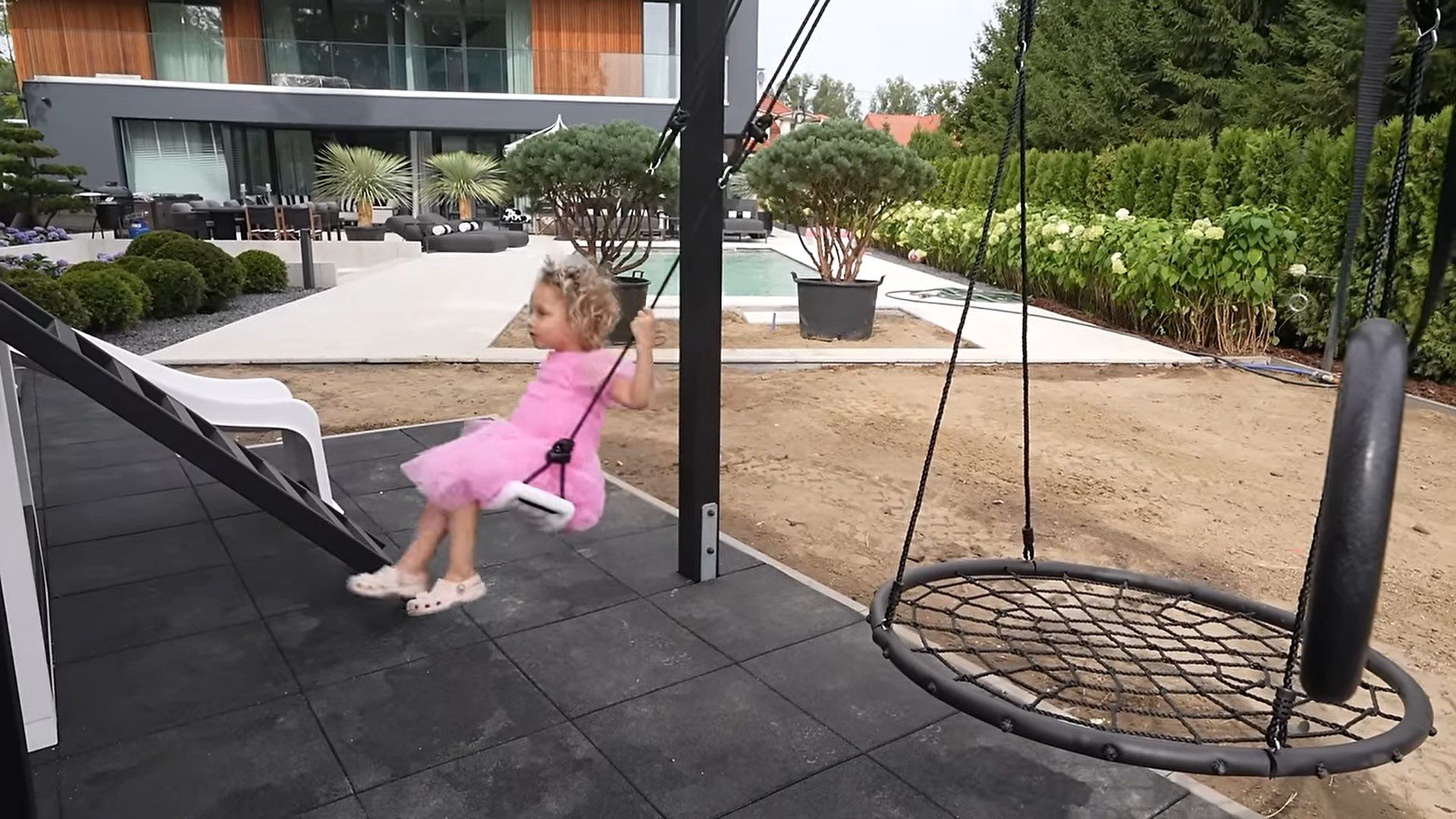 Andziaks oprowadziła widzów po placu zabaw