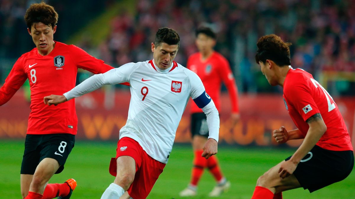 Robert Lewandowski (w środku) oraz Jae-sung Lee (z lewej) i Min-jae Kim (z prawej) z Korei Południowej