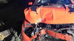 Młody kierowca rozbił forda mustanga. Wyjeżdżając z zakrętu nie opanował auta i wjechał w latarnię