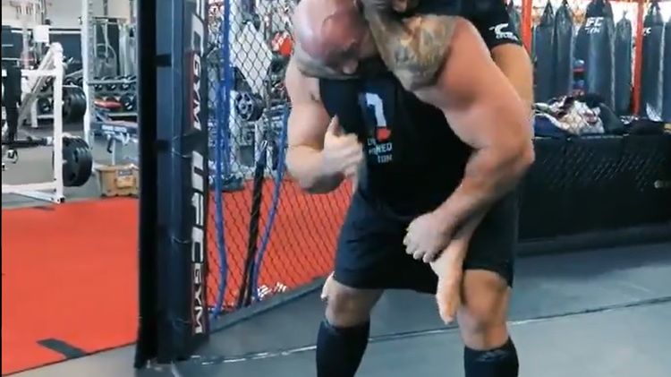 Twitter / Dustin Poirier na sparingu z kilkukrotnym mistrzem strongmanów, Brianem Shawem