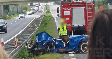 Wypadek z udziałem zabytkowego auta na trasie S7. Ranny 76-letni kierowca
