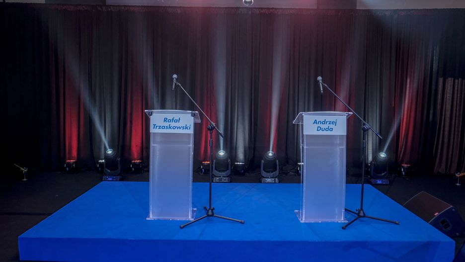 Dwa puste pulpity podczas debaty prezydenckiej w Lesznie