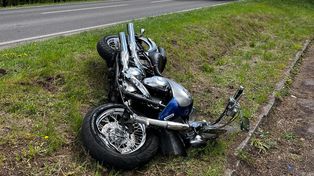 Motocyklista ranny po zderzeniu z osobówką. Sprawca uciekł, ale został ustalony