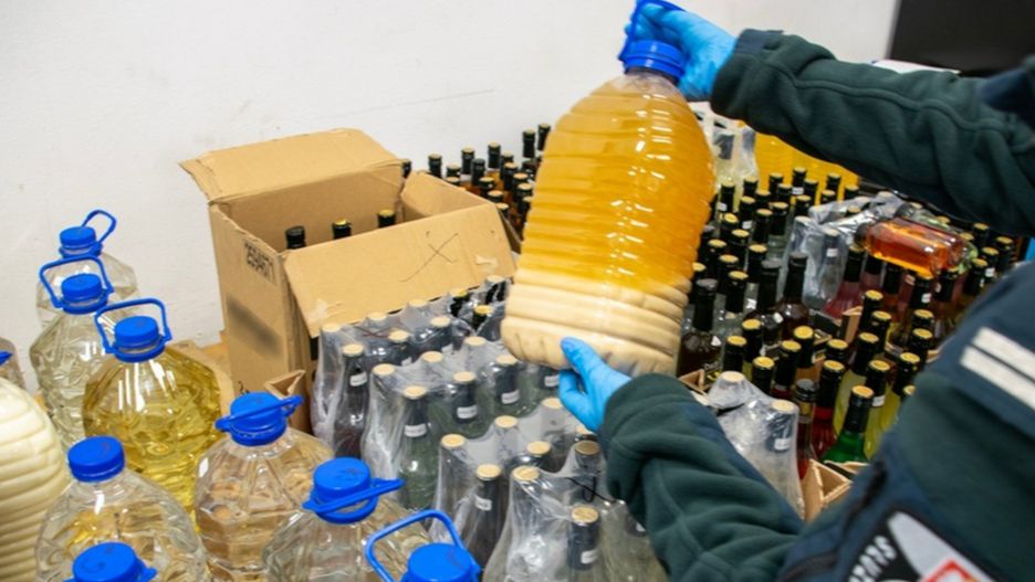 KAS rozbija grupę przestępczą handlującą nielegalnym alkoholem.