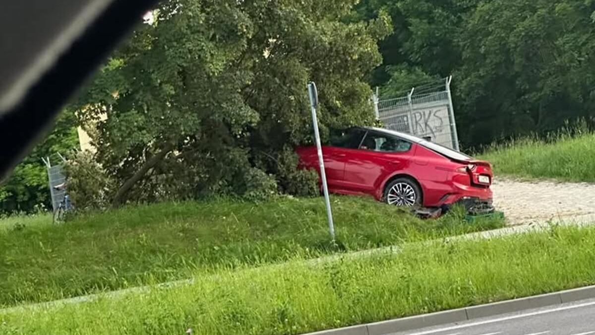 Kierujący kią potrącił rowerzystę i uderzył w drzewo na ul. Krochmalnej