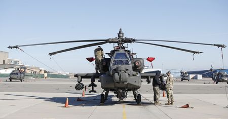 Śmigłowce szturmowe Apache pomagają opanować sytuację na lotnisku w Kabulu