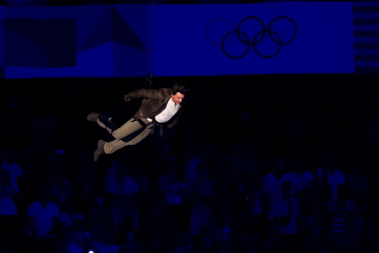 Tom Cruise put on a show during the closing ceremony of the Olympic Games in Paris.