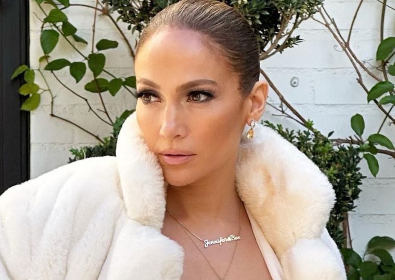 Założyła to zamiast kurtki. Idealny wybór na zimę. Zainspiruj się lookiem Jennifer Lopez