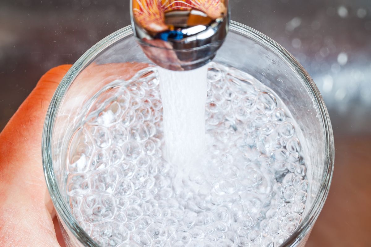 W celach leczniczych wodę alkaliczną (1-2 szklanki) najlepiej pić na czczo