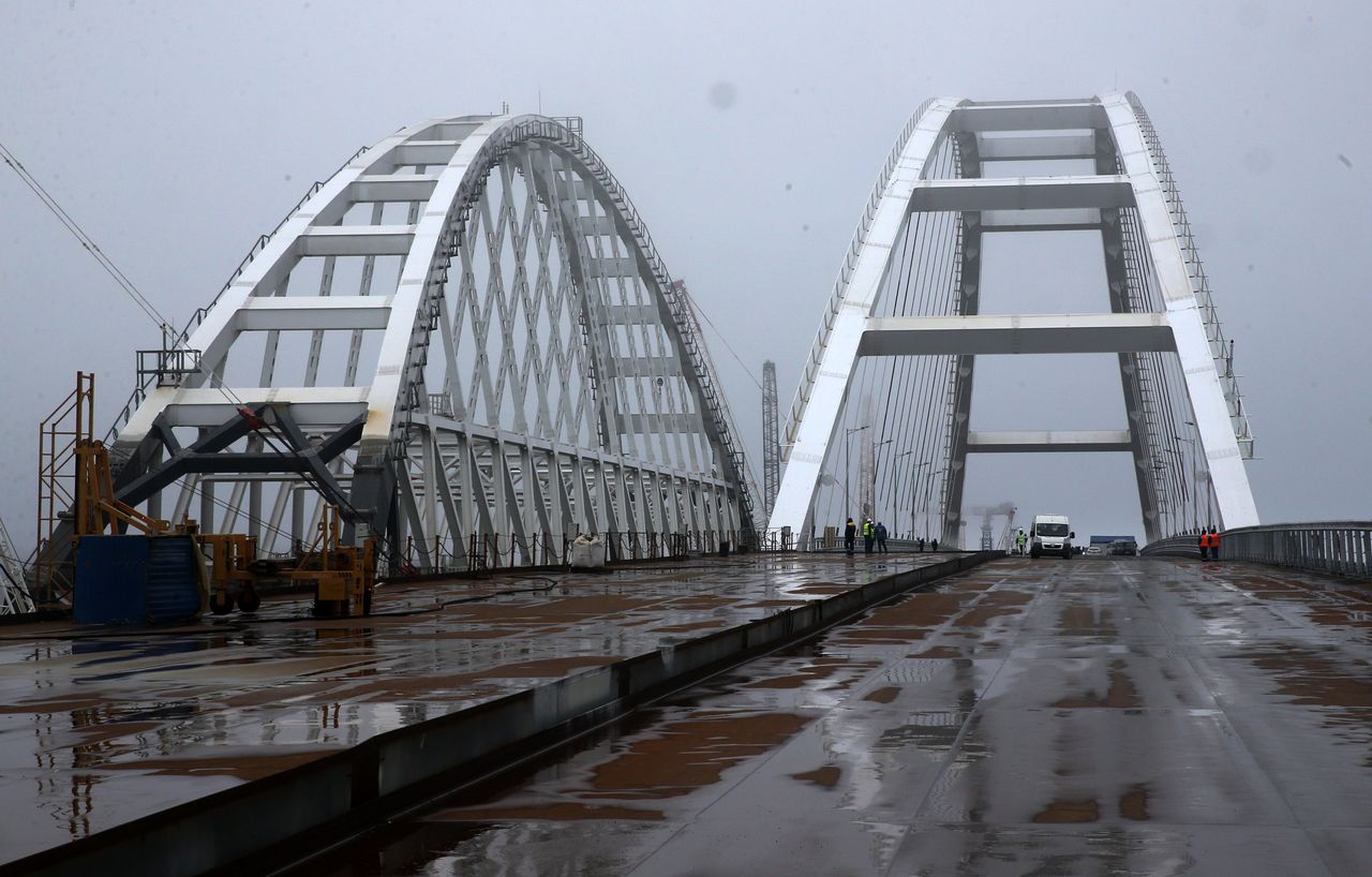 Okręt-cel w pobliżu Mostu Krymskiego. Rosjanie umieścili go tam celowo