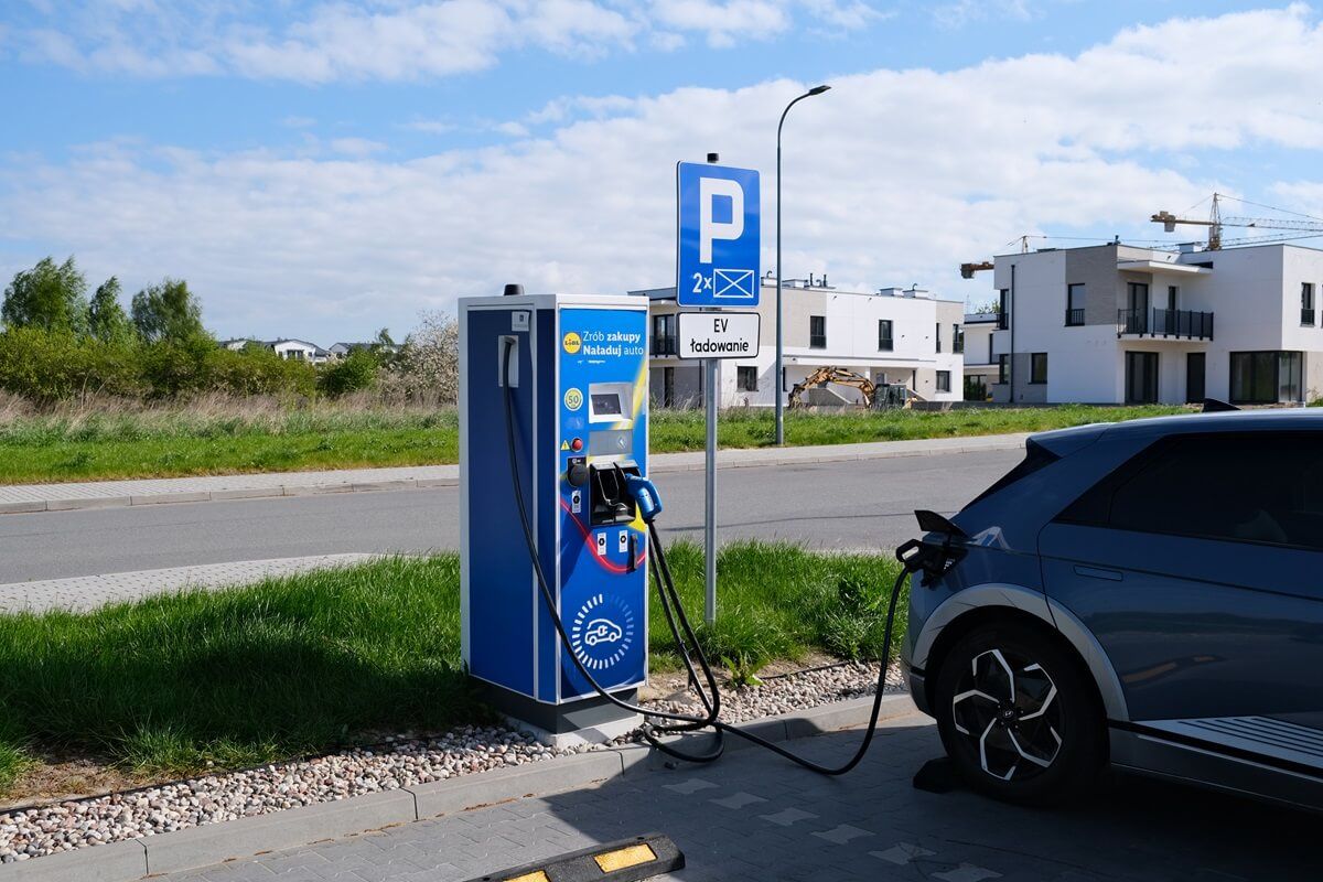 Stacja ładowania aut elektrycznych na parkingu sklepu Lidl przy ul. Zelwerowicza w Lublinie