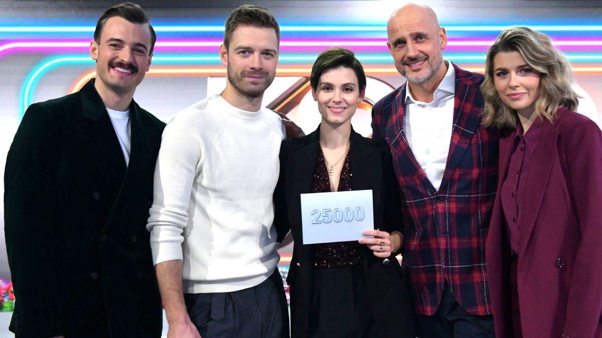 Prowadzący i uczestnicy specjalnego wydania "Koła Fortuny"