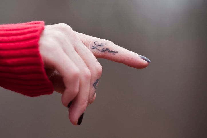 Tatuaż na palcu – wszystko, co powinnaś wiedzieć oraz inspirujące wzory