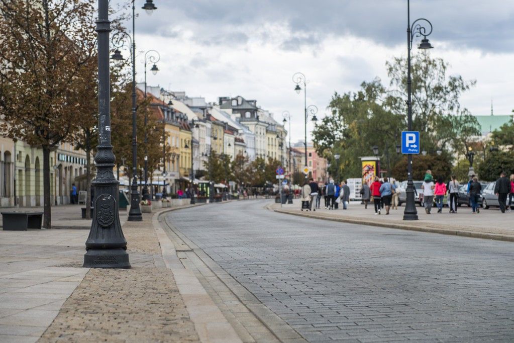 Niepokojący stan nawierzchni na Krakowskim Przedmieściu. Rozpoczęto badania