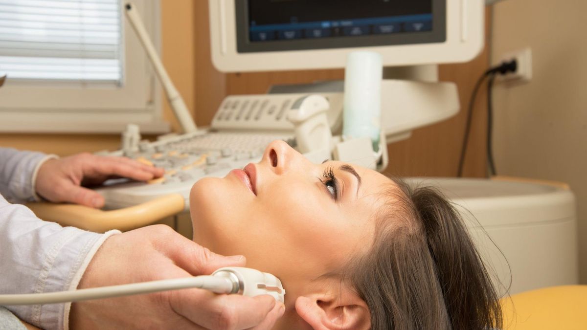 Operacja tarczycy – czym jest tarczyca, wskazania do operacji, przebieg operacji, powikłania