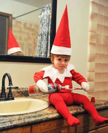 Mały elf myje zęby