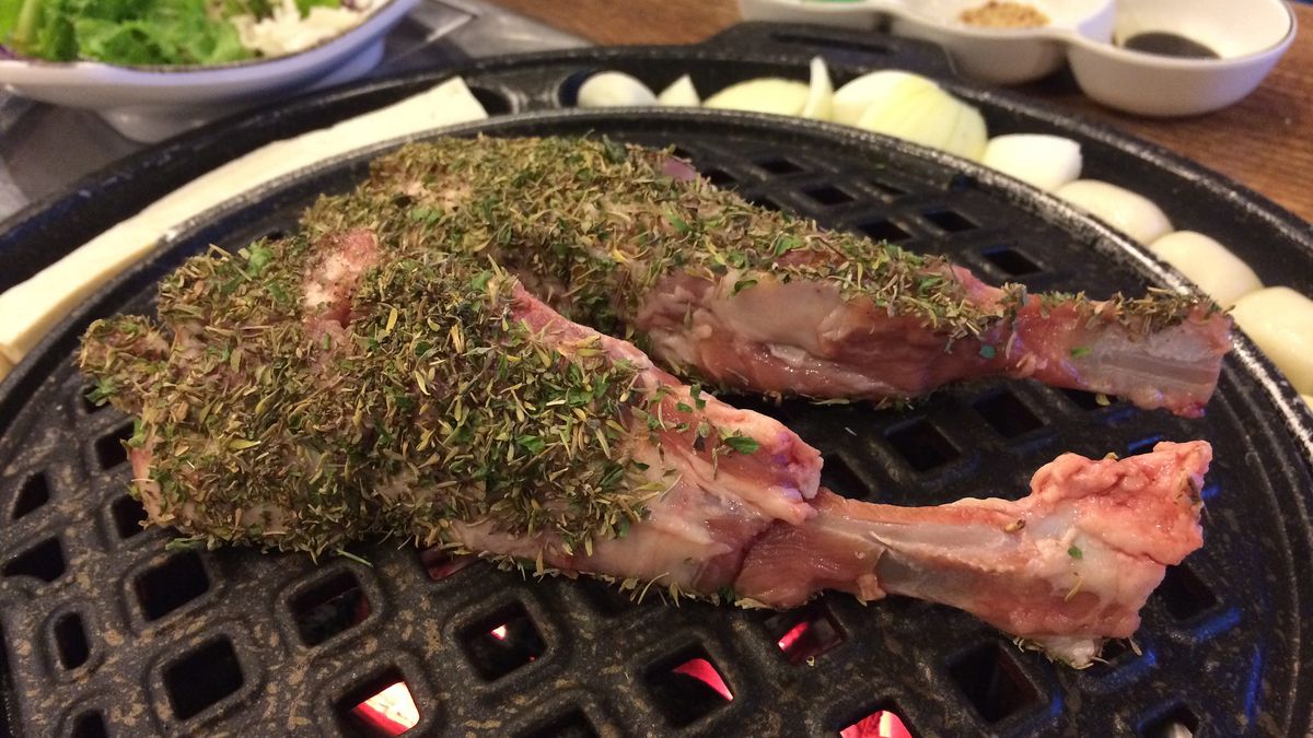 Opiekane żeberka jagnięce (mięso i tłuszcz, II klasa mięsa)