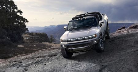 GMC Hummer EV numer 001 sprzedany na aukcji. Poszedł za astronomiczną kwotę