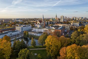 Pogoda w Łodzi. Prognoza na poniedziałek 27 października. Chłód, duże zachmurzenie i przelotny deszcz