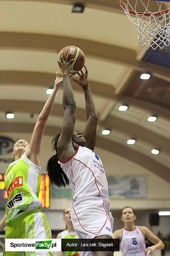 Tina Charles nie miała sobie równych przy zbiórkach