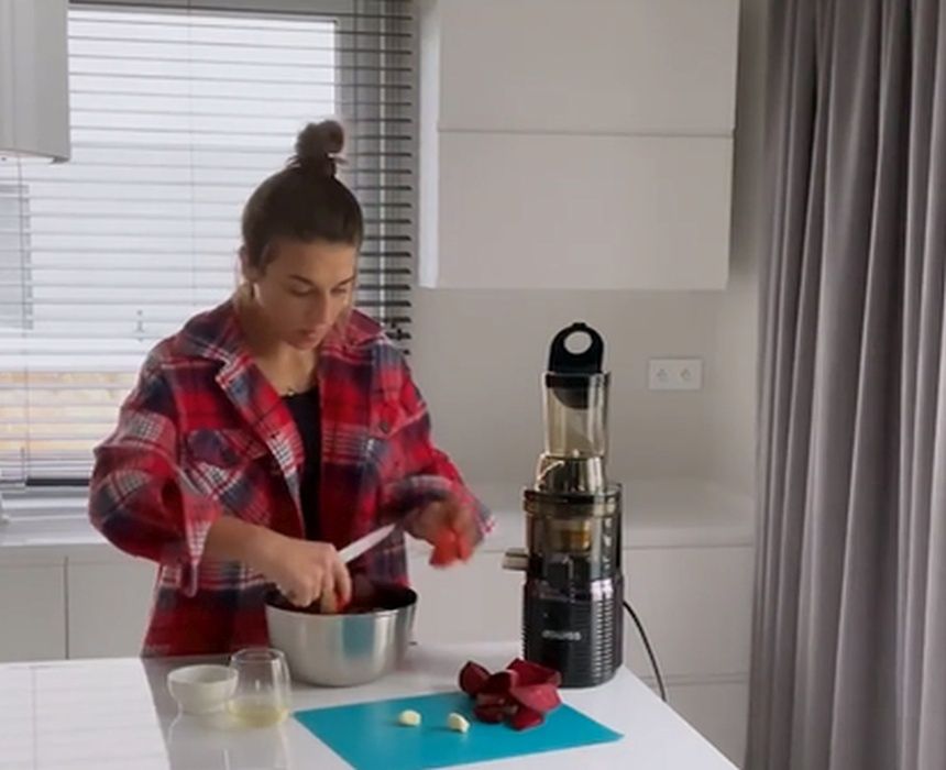 Joanna Jędrzejczyk przygotowuje barszcz