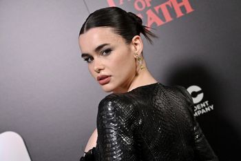 Pojawiła się na premierze. Wszyscy patrzyli na "zakrwawione" buty