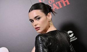 Pojawiła się na premierze. Wszyscy patrzyli na "zakrwawione" buty