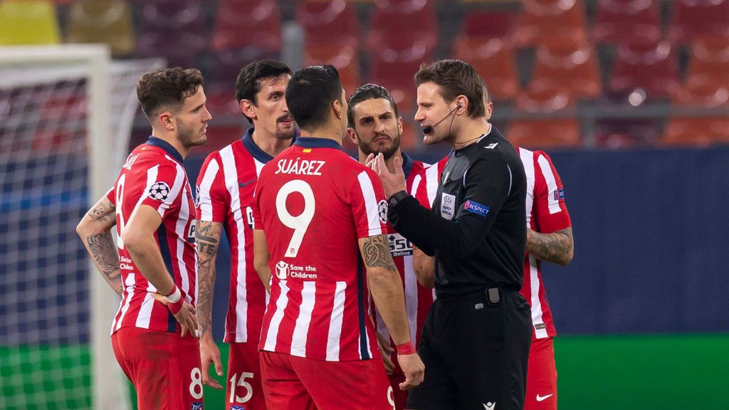 Getty Images / Cristi Preda / Na zdjęciu: piłkarze Atletico Madryt w rozmowie z sędzią Feliksem Brychem