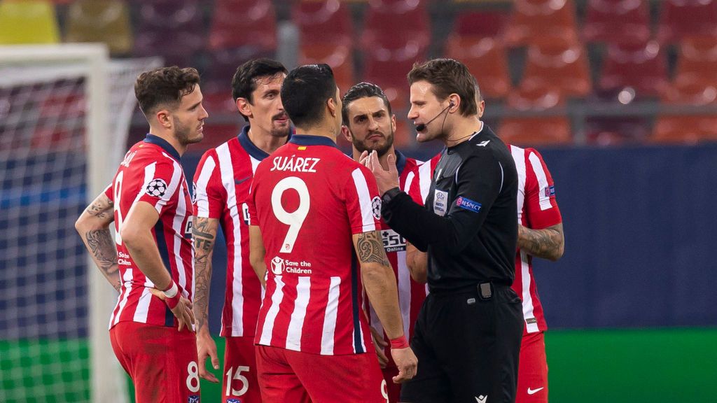 piłkarze Atletico Madryt w rozmowie z sędzią Feliksem Brychem