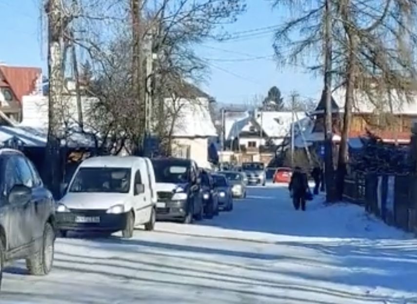 Wielokilometrowa kolejka aut z turystami, którzy tłumnie zwalili się do Białki Tatrzańskiej i ruszyli na stoki narciarskie (Facebook)