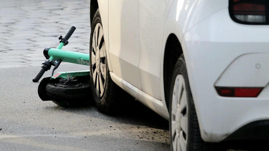 Przepisy jasno wskazują jakie obowiązki ma kierujący hulajnogą. Jest on obowiązany korzystać z jezdni, po której ruch pojazdów jest dozwolony z prędkością nie większą niż 30 km/h, w przypadku gdy brakuje drogi dla rowerów, drogi dla pieszych i rowerów oraz pasa ruchu dla rowerów.