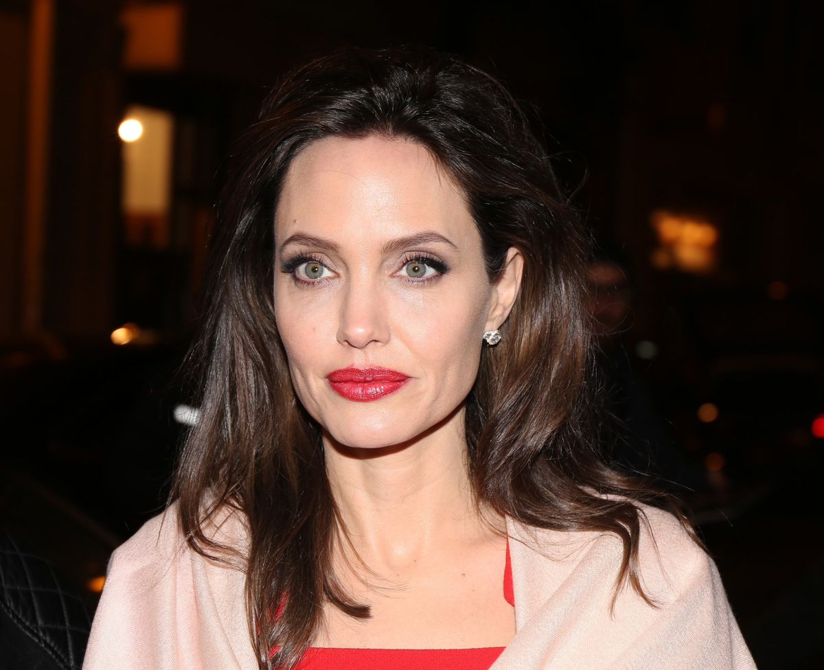 Angelina Jolie bardzo szybko pocieszyła się po Bradzie. Zagraniczne media nie mają litości