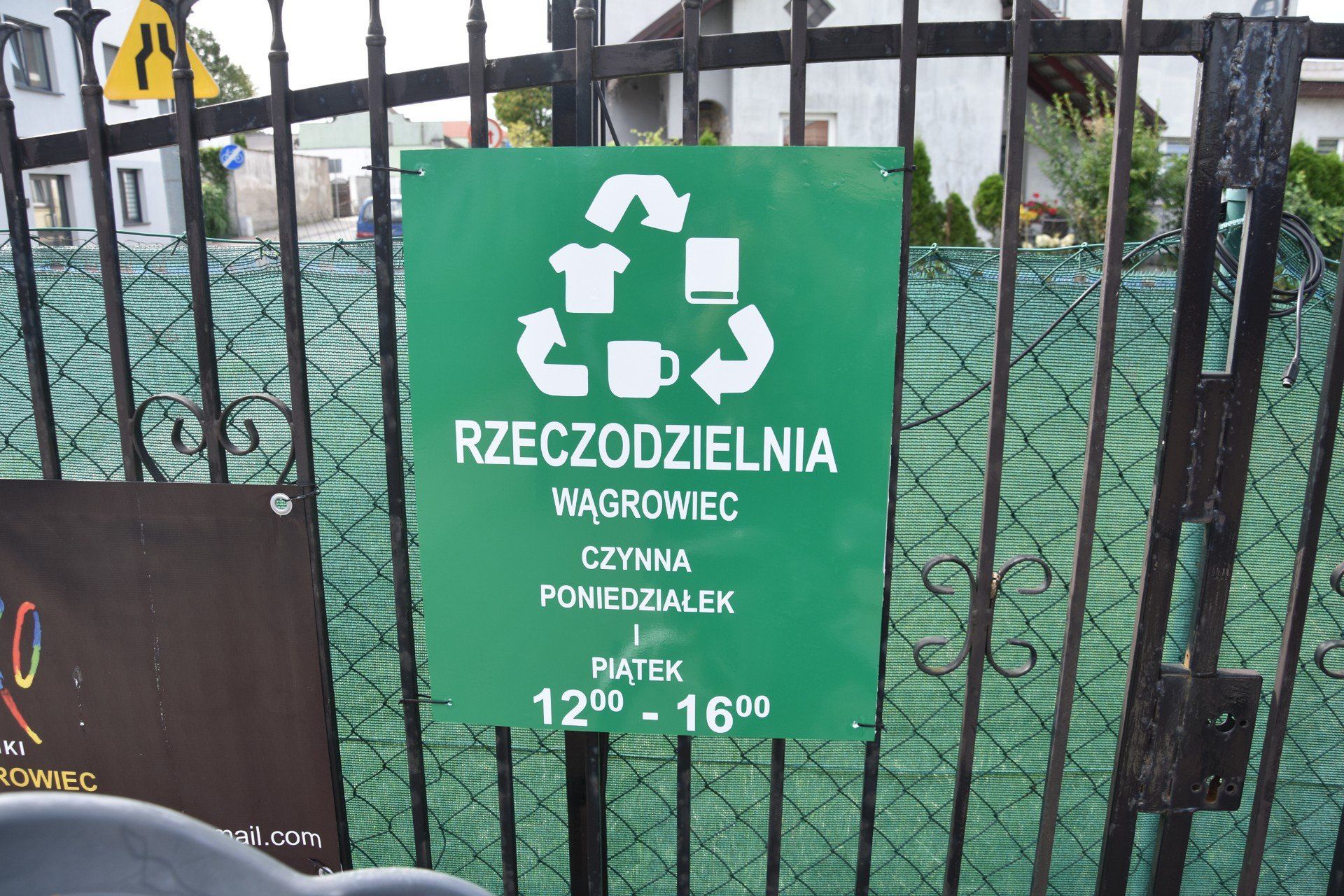 Tablica informująca o dniach i godzinach otwarcia