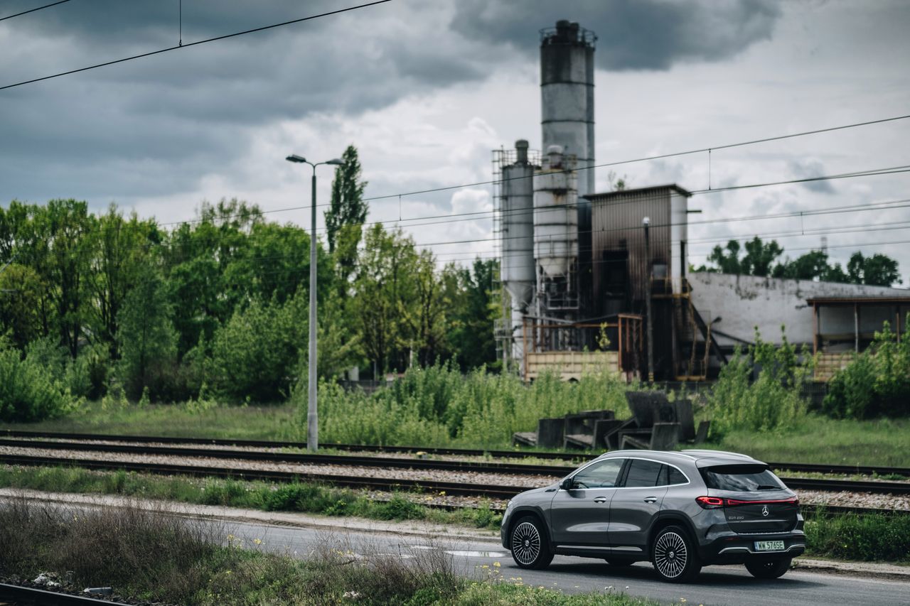 Gładkie i harmonijne linie Mercedesa EQA idealnie kontrastują z postapokaliptycznym, industrialnym krajobrazem
