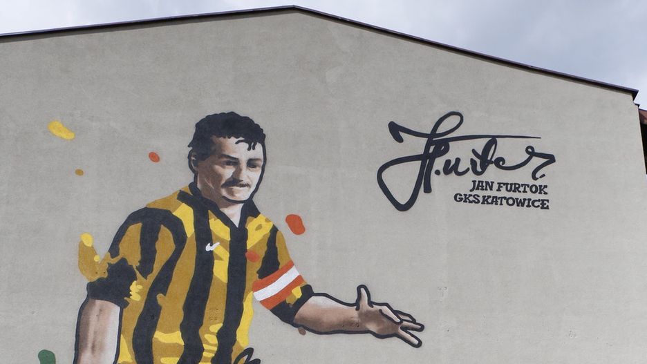 Katowice. Wizerunek Jana Furtoka, legendy GKS Katowice, ozdobił jedną z kamienic w śródmieściu. 