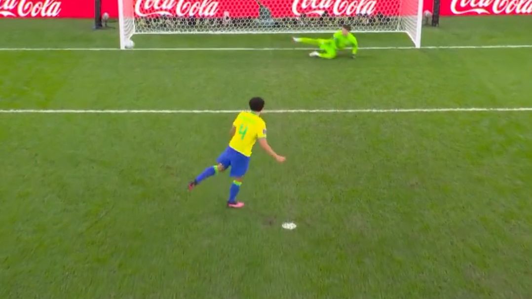 Twitter / TVP Sport / Zdjęcie: Marquinhos trafia w słupek