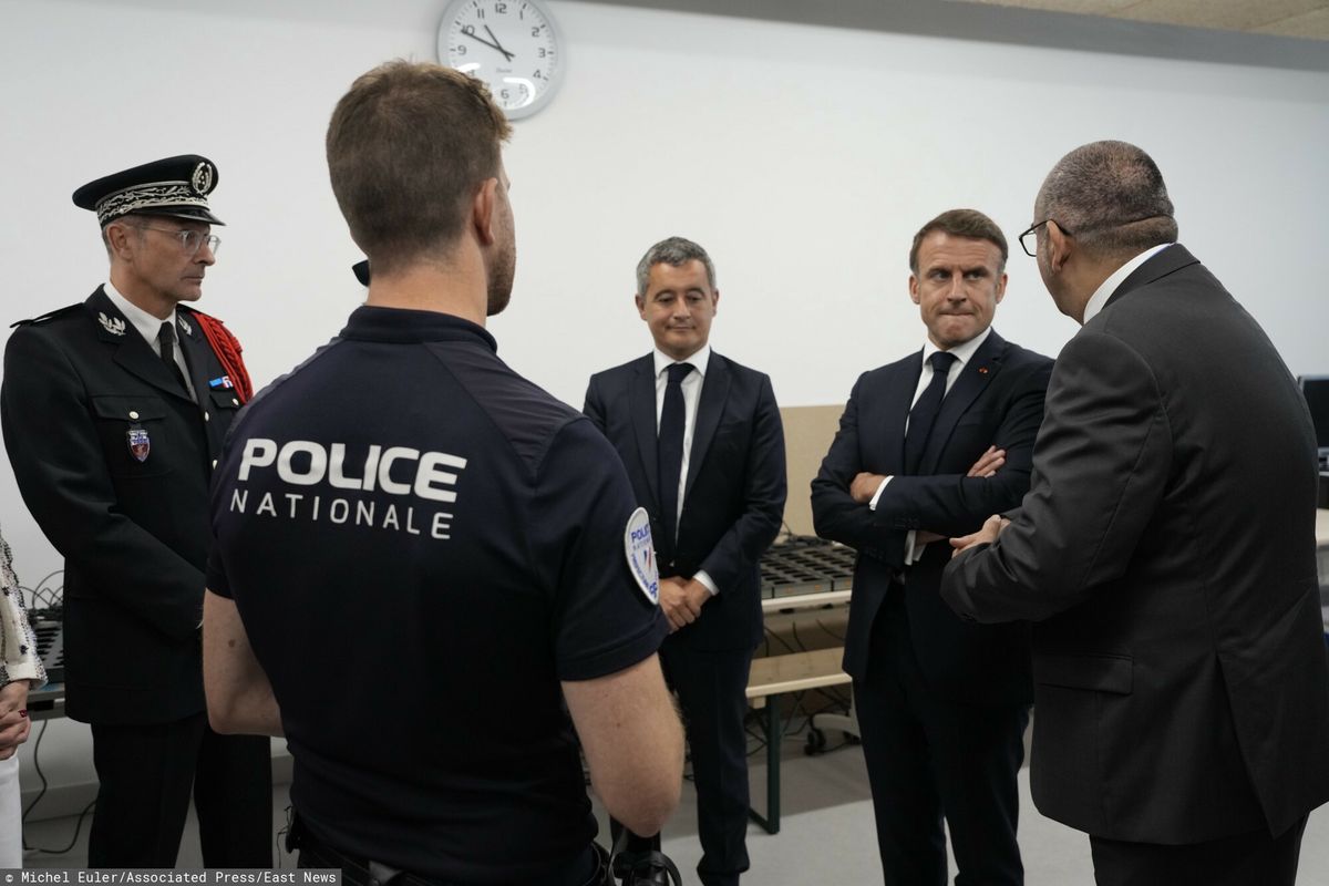 Prezydent Francji Emmanuel Macron, paryski prefekt policji Laurent Nunez (po prawej) i szef MSW Gerald Darmanin