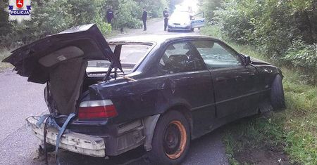 Kierowca BMW stracił panowanie nad autem. Wypadł z drogi i ściął kilka drzew
