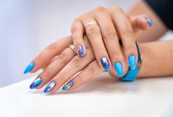 Paznokcie tie-dye. Modny manicure na jesień zachwyca energetyczną kolorystyką
