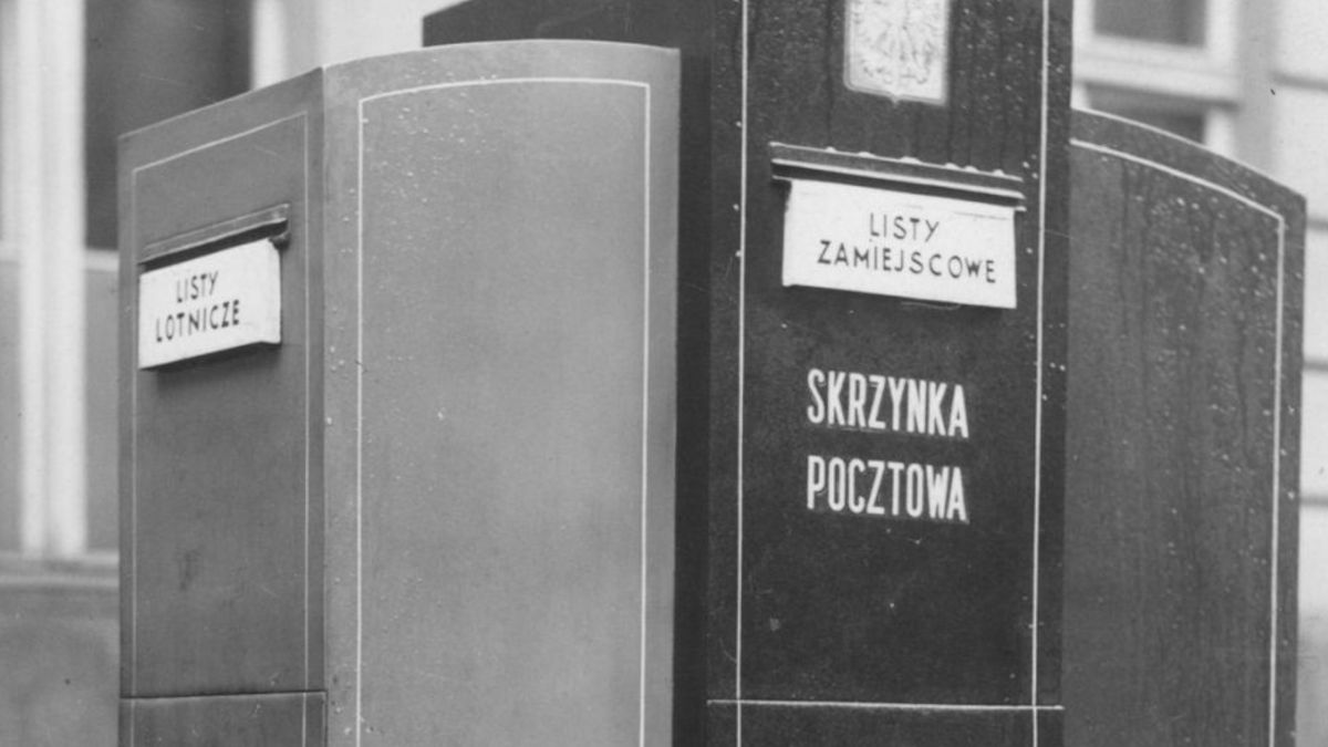 Stojąca skrzynka pocztowa czterowrzutowa.