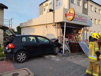 Samochód wjechał w sklep w Lubieniu Kujawskim. Pasażerka poważnie ranna
