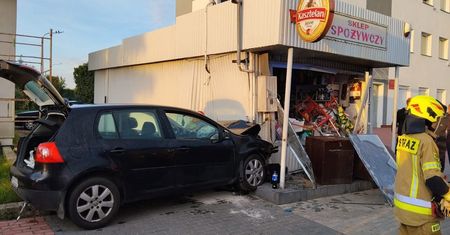 Samochód wjechał w sklep w Lubieniu Kujawskim. Pasażerka poważnie ranna