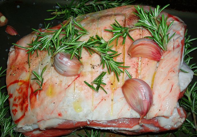 Surowa łopatka jagnięca (mięso i tłuszcz, II klasa mięsa)