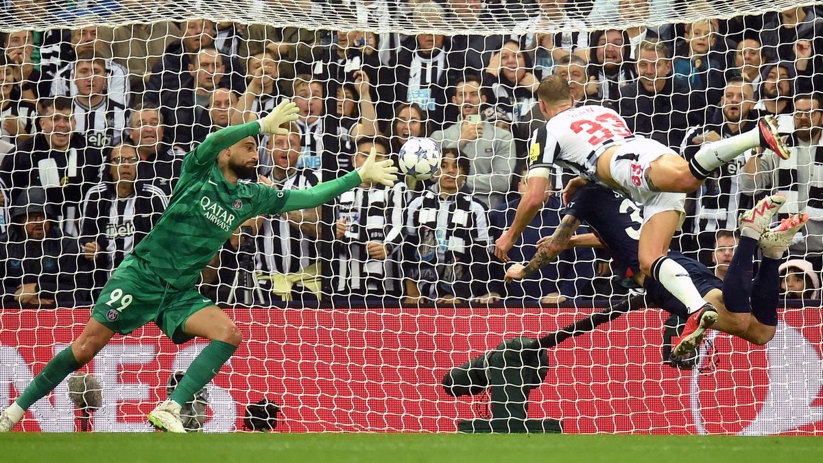 Dan Burn strzela gola na 2:0 w meczu Newcastle - PSG