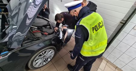 70 proc. aut Polaków powinno trafić do kontroli. Oślepianie jest gwarantowane
