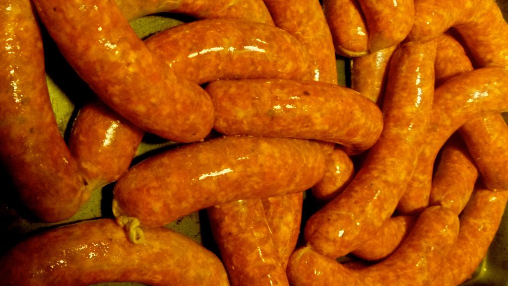 Surowa wieprzowa kiełbasa włoska