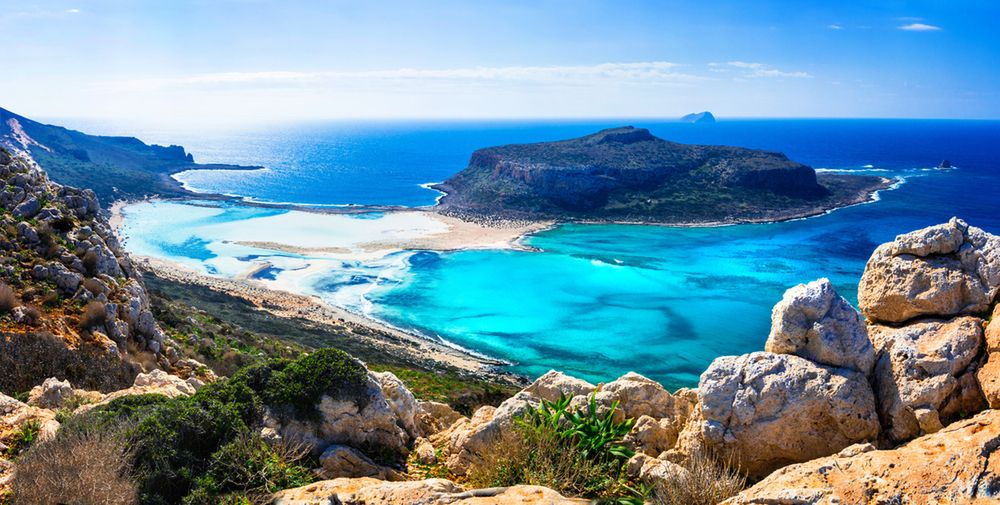 Sezon na słońce. Grecka wyspa to topowy kierunek na najbliższe wakacje