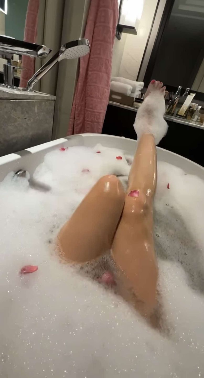 Caroline Derpienski pluska się w wannie z płatkami róż